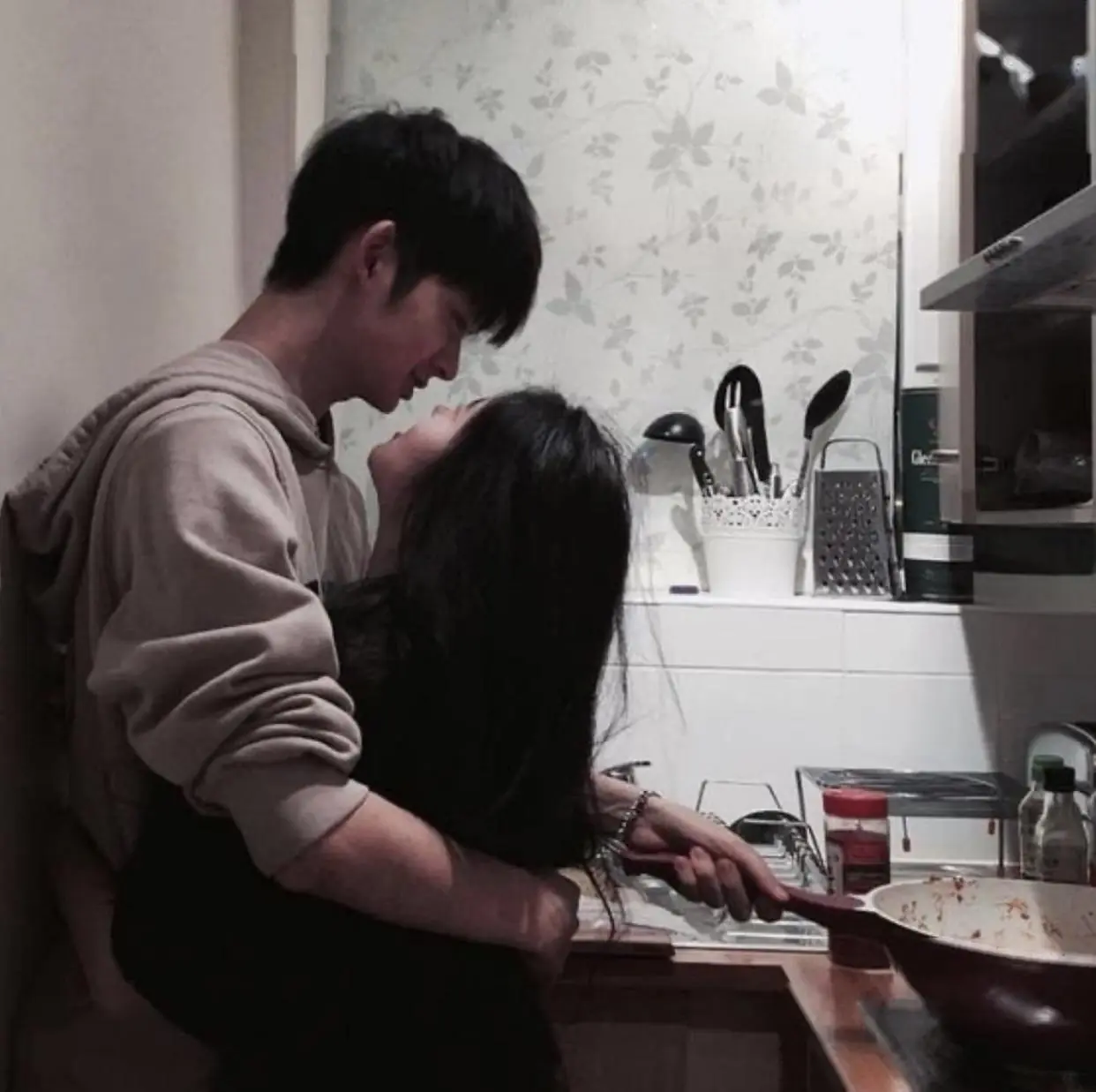 Bìa CHỒNG TÔI LUÔN TẮT ĐIỆN THOẠI VÀO MỘT GIỜ CỐ ĐỊNH