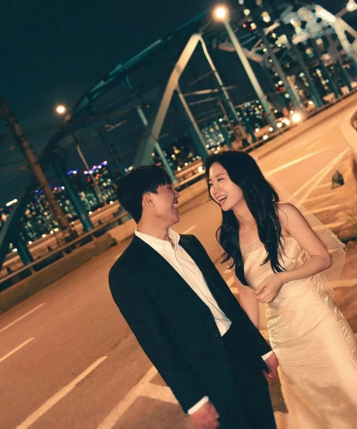 Bìa CHƯA TỪNG CHỜ ĐỢI AI