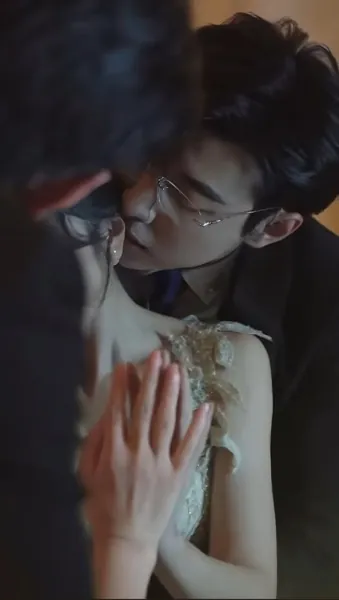 Bìa Chim Hoàng Yến Trong Lồng Sói