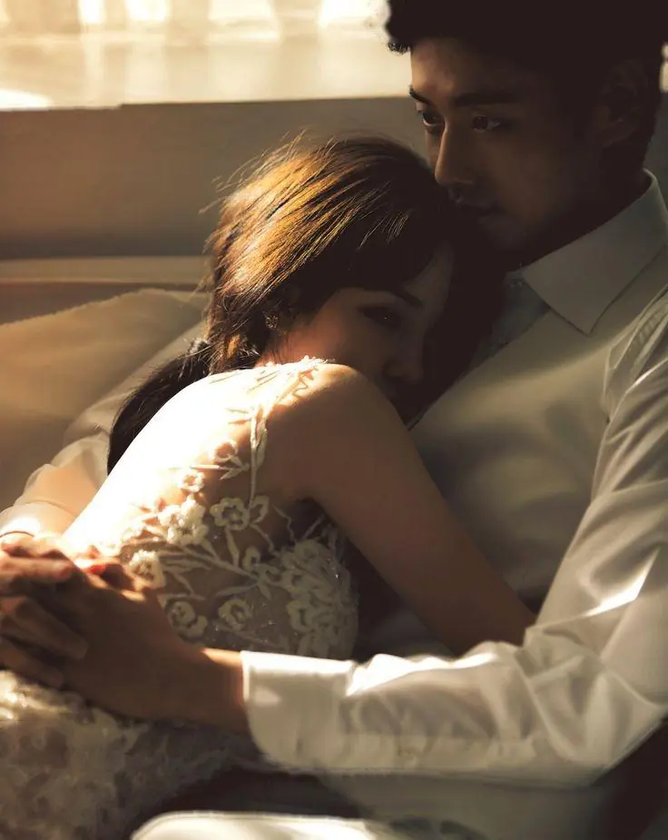 Bìa CHỜ EM YÊU ANH