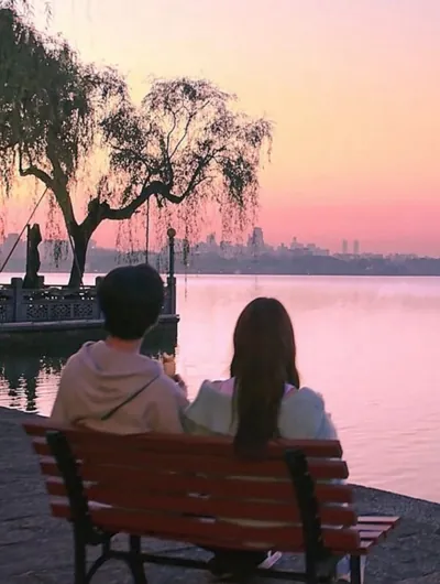 Bìa LÚC HOẠN NẠN MỚI THẤU LÒNG NGƯỜI