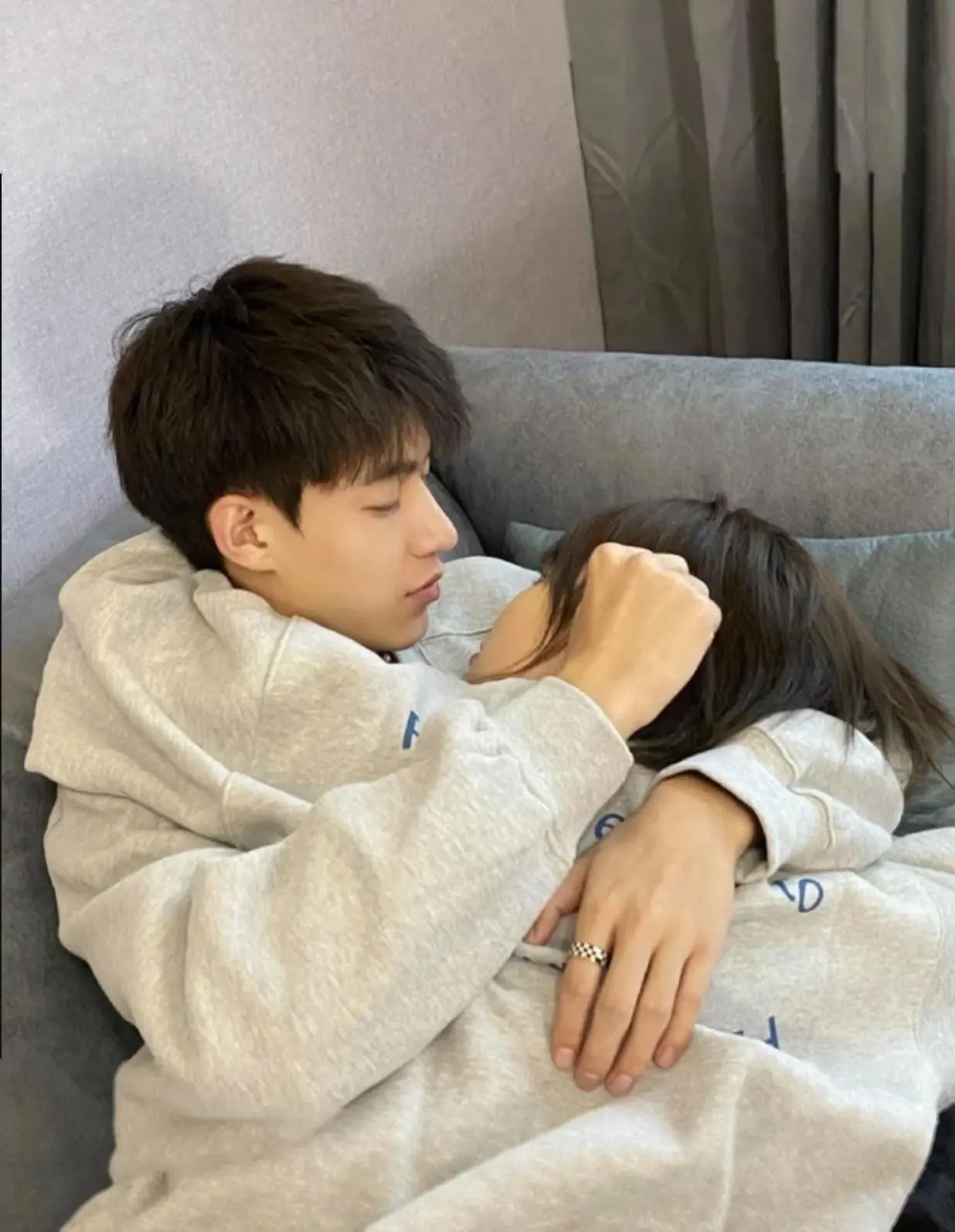Bìa YÊU ĐƯƠNG VỚI ANH EM SONG SINH