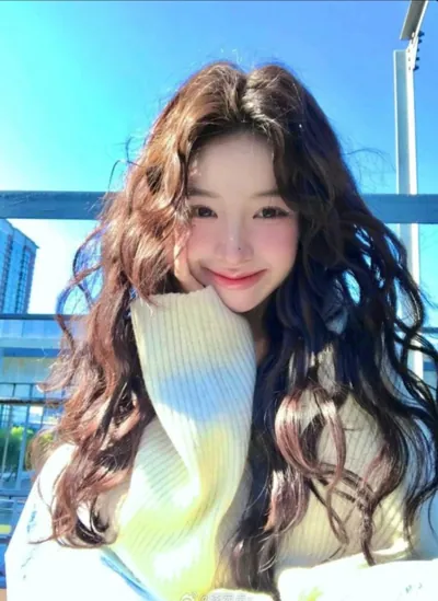 Bìa CÔ BÉ MŨM MĨM