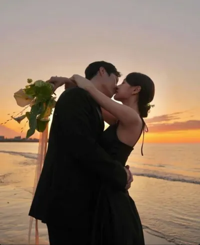 Bìa KHÔNG CÓ TÌNH YÊU NÀO LÀ TRỌN VẸN