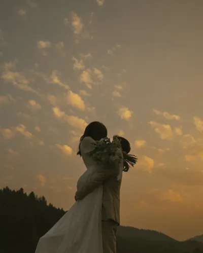 Bìa HAI THÁNG KHÔNG HỒI ÂM