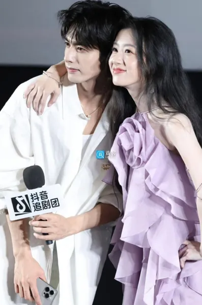 Bìa HÔN NHÂN BÍ MẬT BA NĂM