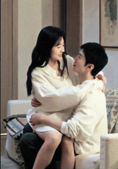 Bìa TÌNH YÊU BẮT ĐẦU TỪ KHOẢNH KHẮC