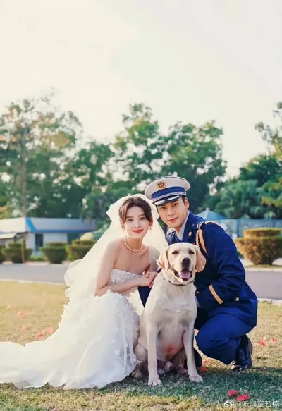 Bìa Chỉ Là Cái Bóng Của Cô Ấy