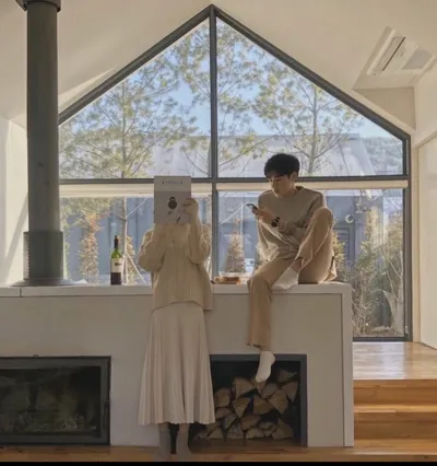 Bìa KHOẢNH KHẮC RỰC RỠ PHÍA TRƯỚC