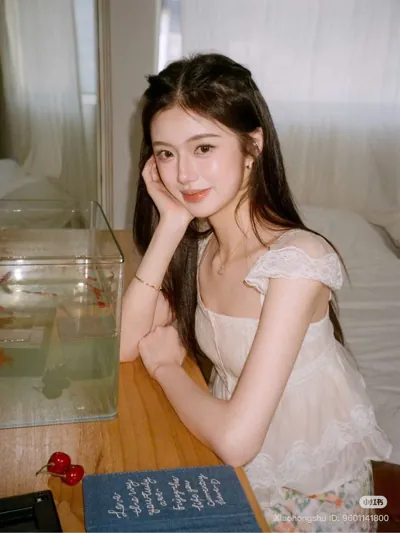 Bìa GIỮA TIẾNG LÒNG VÀ IM LẶNG