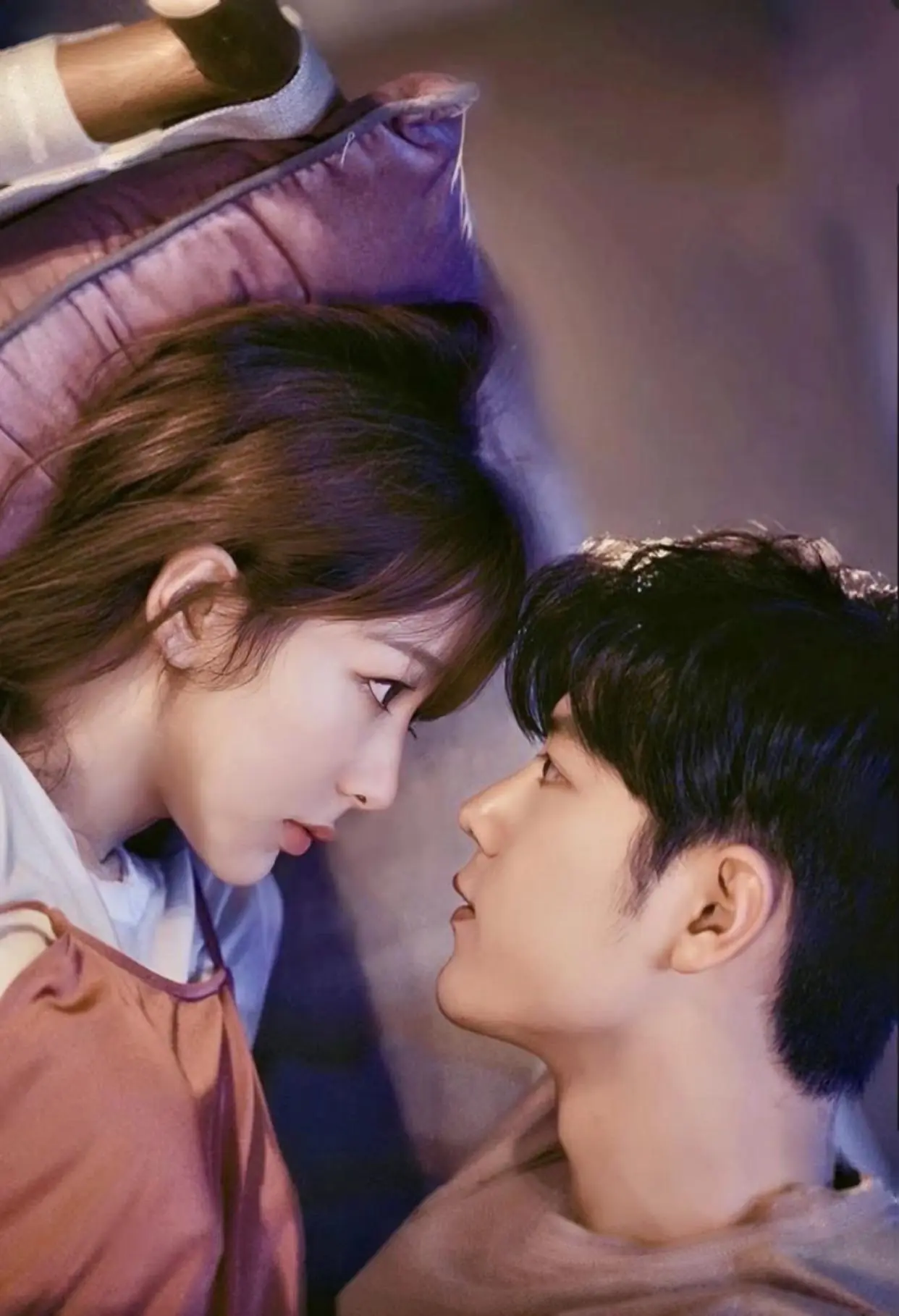 Bìa BỖNG TRỞ THÀNH BẠN GÁI CỦA KẺ THÙ KHÔNG ĐỘI TRỜI CHUNG