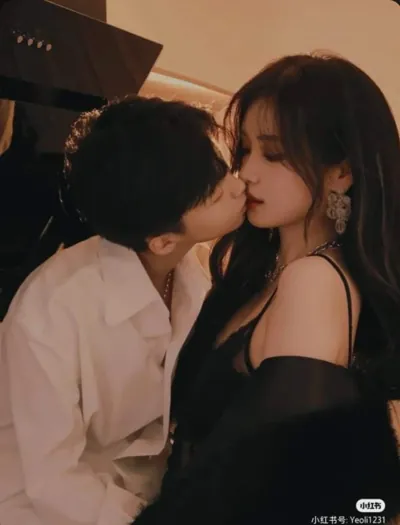 Bìa TÌNH YÊU DẤU DƯỚI LỚP BẠC