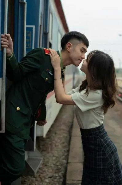 Bìa KẾT HÔN CHƠP NHOÁNG VỚI ANH CẢNH SÁT BIÊN PHÒNG