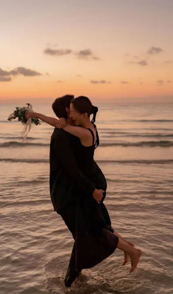 Bìa HOA LY NỞ MUỘN