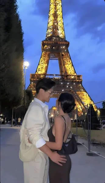 Bìa HAI THẾ GIỚI