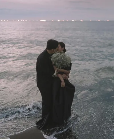 Bìa ÁNH NẮNG THẮP SÁNG CON TIM