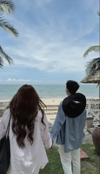 Bìa KỶ NIỆM NGÀY CƯỚI CHỒNG ĐI TRƯỢT TUYẾT CÙNG TÌNH NHÂN