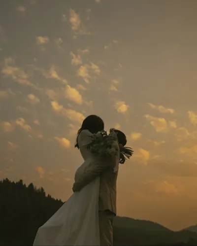 Bìa HAI THÁNG KHÔNG HỒI ÂM