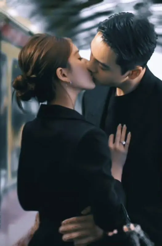 Bìa Chỉ Một Mình Em