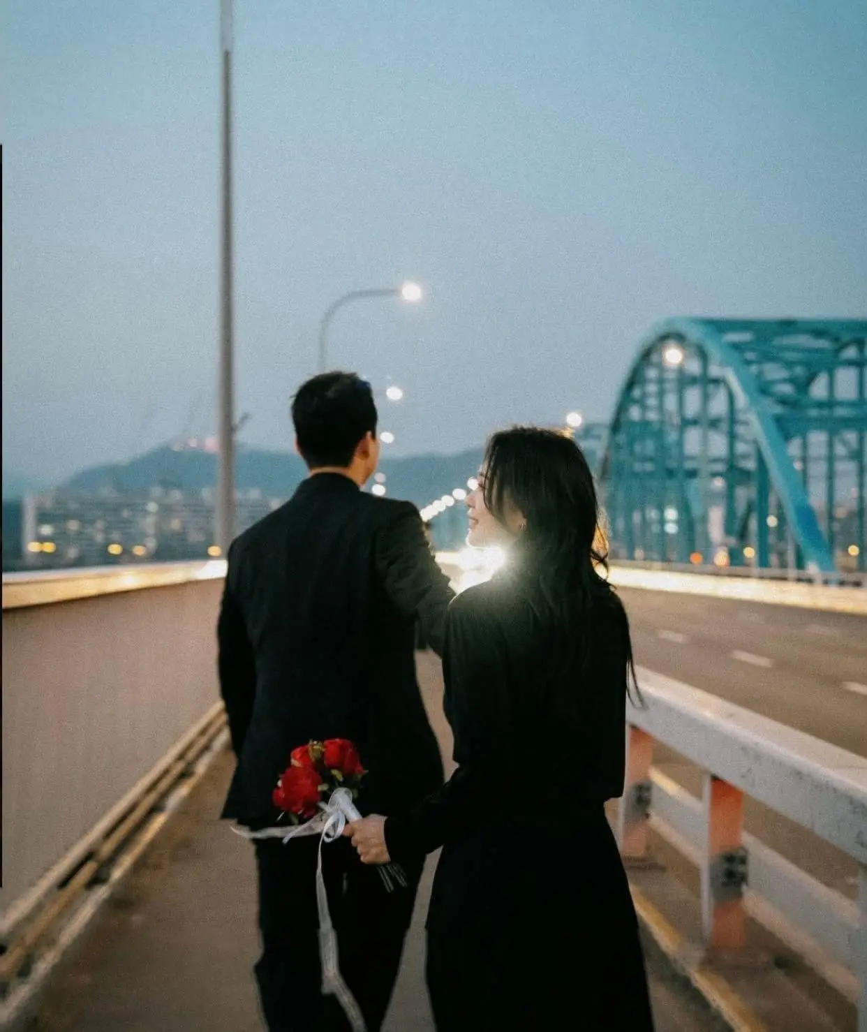 Bìa CHỒNG ĐƯỢC KHIÊNG RA TỪ CĂN HỘ TÌNH NHÂN