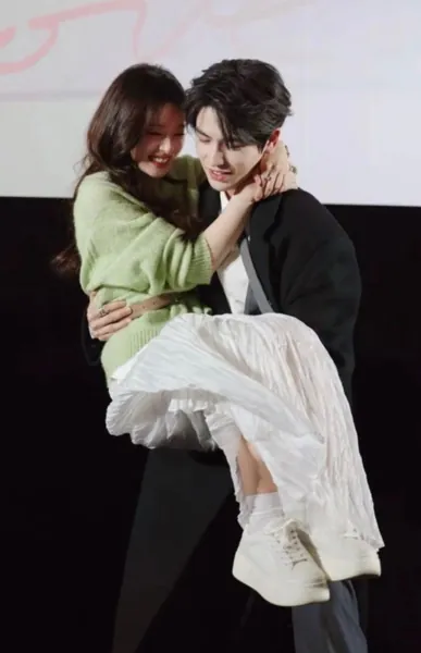 Bìa GỬI NHẦM TIN NHẮN