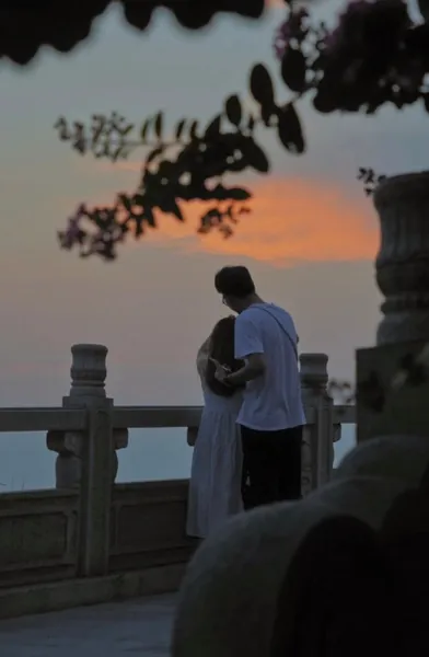 Bìa VỊ HÔN PHU GIẢ MẤT TRÍ NHỚ ĐỂ Ở BÊN EM HỌ