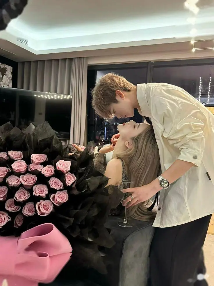 Bìa VƯỢT NGÀN DẶM YÊU ANH